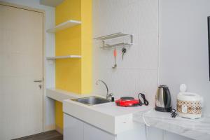 Η κουζίνα ή μικρή κουζίνα στο Studio Apartment at Tree Park Apartment By Travelio