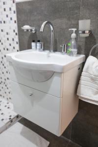 Un baño con lavabo blanco y ducha. en DFC FMA- Coliving, en Salta