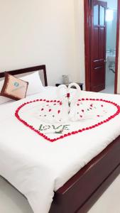 a heart drawn on a bed in a room w obiekcie Spoon Hotel w mieście Hanoi