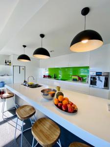uma cozinha com uma tigela de fruta no balcão em Diamond Harbour Hidden Gem em Christchurch