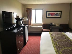 Postel nebo postele na pokoji v ubytování The Inn&suites SW Omaha