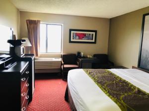 Postel nebo postele na pokoji v ubytování The Inn&suites SW Omaha