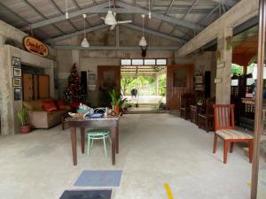 ein Wohnzimmer mit einem Tisch und einem Weihnachtsbaum in der Unterkunft Casa del Rio Resort in Pinagsanghan