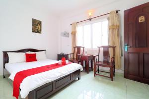 Giường trong phòng chung tại RedDoorz near Vincom Cong Hoa