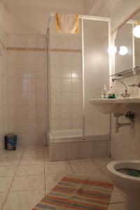 a bathroom with a shower and a toilet and a sink at Usługi hotelarskie Karpacz in Karpacz