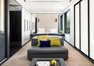 1 dormitorio con 1 cama y 1 sofá en The Murray, Hong Kong, a Niccolo Hotel, en Hong Kong