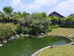 un estanque en el patio trasero de una casa en Vimala Hill villa and resort - 3 bedrooms, en Bogor