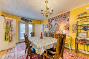 uma sala de jantar com mesa e cadeiras em Cottage by the Sea em Rockaway Beach