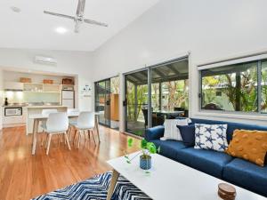 Mobys Resort 08 في Boomerang Beach: غرفة معيشة مع أريكة زرقاء وطاولة