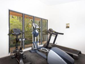 Mobys Resort 08 في Boomerang Beach: صالة ألعاب رياضية مع دراجتين تمرين أمام النافذة