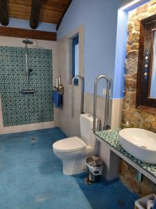 Koupelna v ubytování Casa Rural Madre del Agua. Finca El Robledillo