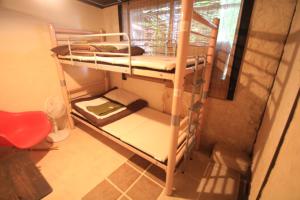 Ліжко або ліжка в номері Taketomijima Guesthouse and je Taime