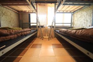 Зона вітальні в Taketomijima Guesthouse and je Taime