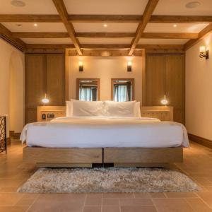 Ένα ή περισσότερα κρεβάτια σε δωμάτιο στο Toscana Town Square Suites