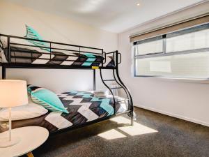 Katil dua tingkat atau katil-katil dua tingkat dalam bilik di Bayside Views