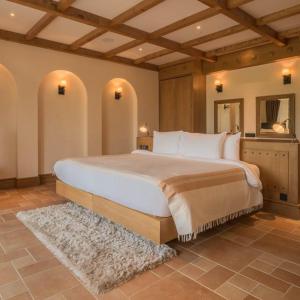 Tempat tidur dalam kamar di Toscana Town Square Suites