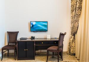 TV a/nebo společenská místnost v ubytování Royal Petrol Hotel + 15 fotografií