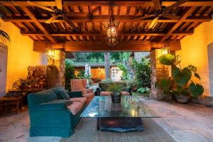 un soggiorno con divano e tavolo di Villa Can Duarry - Barcelona Country House 1 a Premia de Dalt