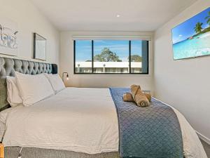 Un dormitorio con una cama grande y una ventana. en Saltwater Haven, en Cowes