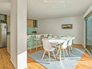 Una cocina y un comedor con mesa y sillas. en Saltwater Haven, en Cowes