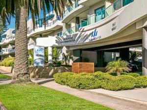 un edificio con una palmera delante en Saltwater Haven, en Cowes
