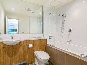 Un baño con inodoro, lavabo y ducha. en Saltwater Haven, en Cowes 12 fotos más
