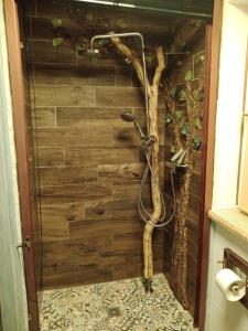 a shower made out of wood with a tree at Linas Töpferhof in Weißenfels
