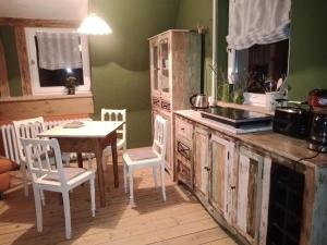 cocina con mesa y sillas en una habitación en Linas Töpferhof, en Weissenfels