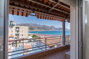 een balkon met uitzicht op het strand bij Belvedere Naxos 9 in Giardini Naxos