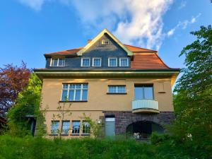 una casa vieja con un techo encima en Ferienwohnung VILLA FRÜBING en Ilmenau