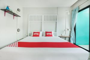 Säng eller sängar i ett rum på OYO 1074 Fin Hostel