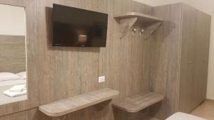 A television and/or entertainment centre at Hotel La Baia