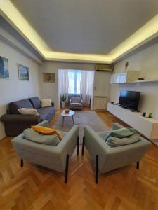 Sala de estar con 2 sofás y TV en Ultracentral Apartments, en Bucarest