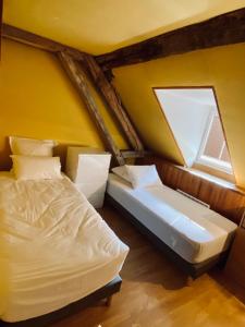 En eller flere senge i et værelse på Gîte de Boutissaint, au cœur du Parc