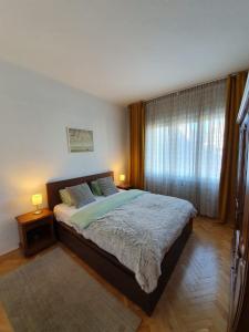 - une chambre avec un grand lit et deux lampes dans l'établissement Ultracentral Apartments, à Bucarest