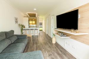 salon z kanapą i telewizorem z płaskim ekranem w obiekcie Apartamento Happy Dreamer w mieście Puerto Rico de Gran Canaria
