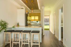 kuchnia z wyspą z barowymi stołkami w obiekcie Apartamento Happy Dreamer w mieście Puerto Rico de Gran Canaria