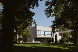 een groot gebouw met veel ramen bij Youth Hostel Trbovlje in Trbovlje