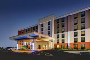 d'un bâtiment d'hôtel avec un parking dans l'établissement Holiday Inn Express Atlantic City W Pleasantville, an IHG Hotel, à West Atlantic City
