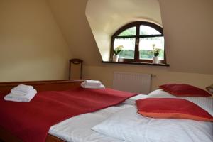 Łóżko lub łóżka w pokoju w obiekcie Miasteczko Galicyjskie