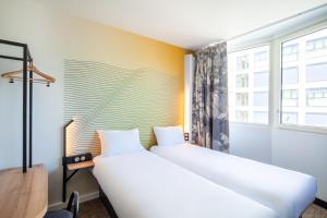 En eller flere senge i et værelse på B&B HOTEL Massy Gare TGV