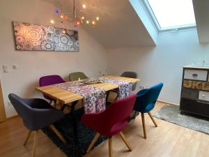 een eetkamer met een tafel en stoelen bij Ferienwohnung Bellissima in Ering