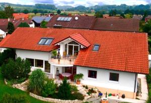 een uitzicht op een huis met een oranje dak bij Ferienwohnung Bellissima in Ering