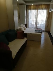 um quarto de hotel com duas camas e um sofá em Cecilia Beach Resort em Hurghada