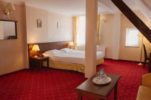 Posteľ alebo postele v izbe v ubytovaní Hotel Jakub Sobieski + 37 fotografií