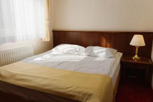 Postel nebo postele na pokoji v ubytování Hotel Jakub Sobieski