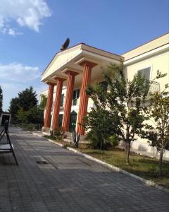 Un edificio con un uccello seduto sopra di esso di Casa fatone a Cerignola