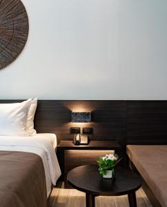 um quarto de hotel com uma cama e uma mesa em The Splash Koh Chang em Ko Chang