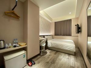 Postel nebo postele na pokoji v ubytování Chair Man Hotel