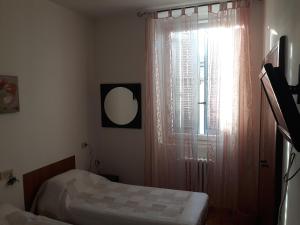 En eller flere senger på et rom på Hotel La Torretta